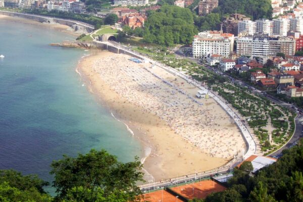 la-playa-de-ondarreta-vista-desde-el-monte-igueldo Playa ondarreta Pensión Kaixo Hostel Donosti San Sebastian