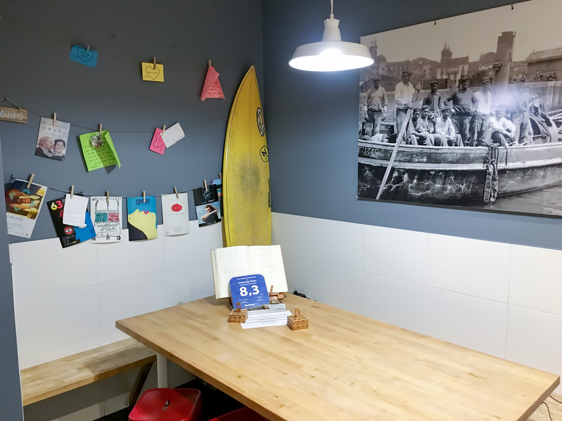 Mesa cocina Pensión Kaixo Hostel Donosti San Sebastian